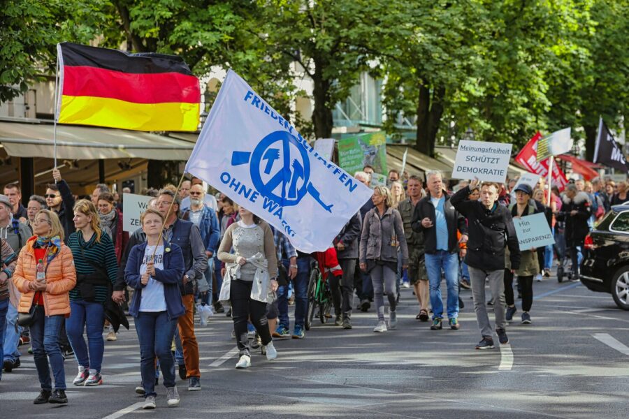 Gegenprotest gegen Demo von knapp 250 Menschen, die in Düsseldorf gegen Coronamaßnahmen und die Unterstützung der Ukraine im Krieg gegen Russland protestierten.