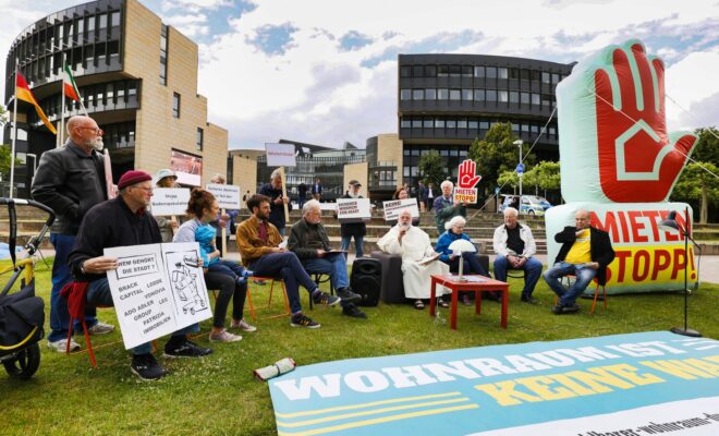 Das Bündnis für bezahlbaren Wohnraum präsentierte seine Forderungen vor dem Landtag in Düsseldorf.