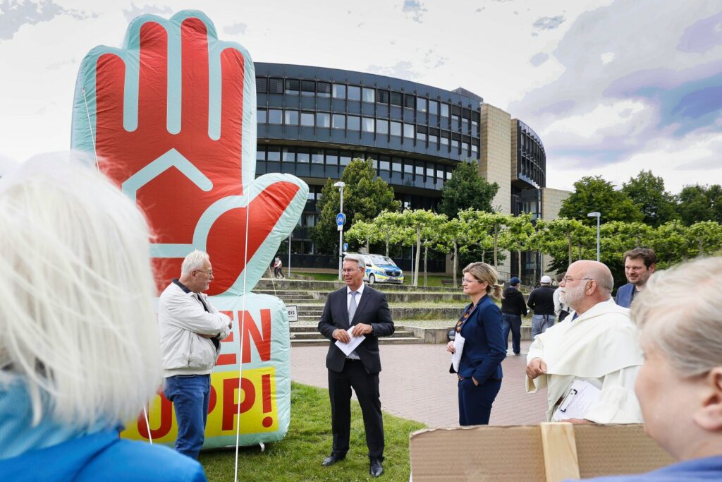 Das Bündnis für bezahlbaren Wohnraum präsentierte seine Forderungen vor dem Landtag in Düsseldorf.