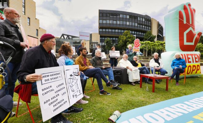 Das Bündnis für bezahlbaren Wohnraum präsentierte seine Forderungen vor dem Landtag in Düsseldorf.