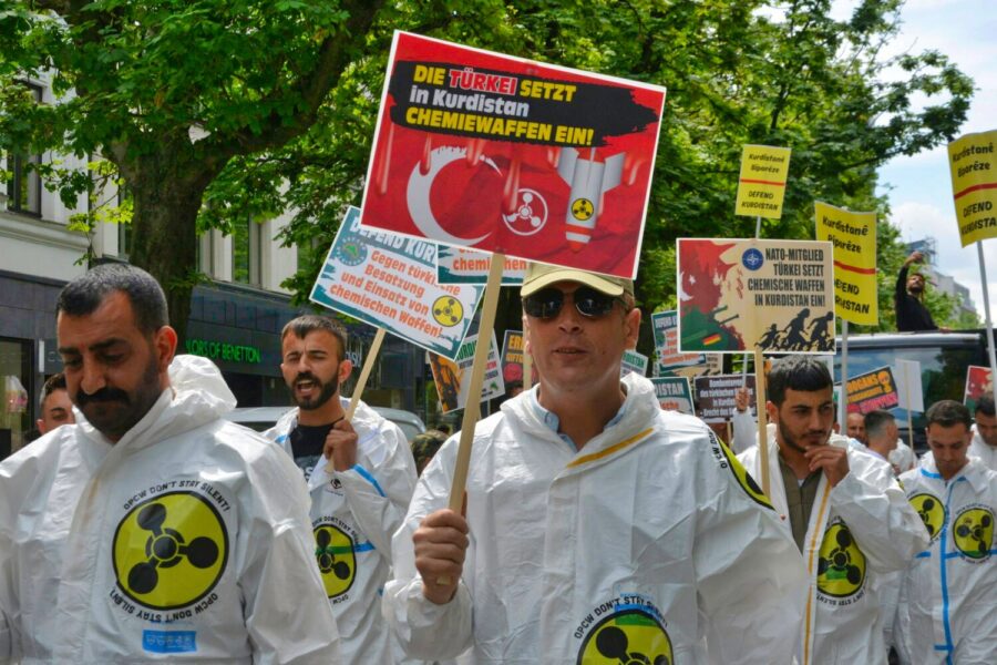 Unter dem Titel "Defend Kurdistan" protestierten rund 4000 Menschen gegen das Vorgehen der Türkei gegen die Kurden.