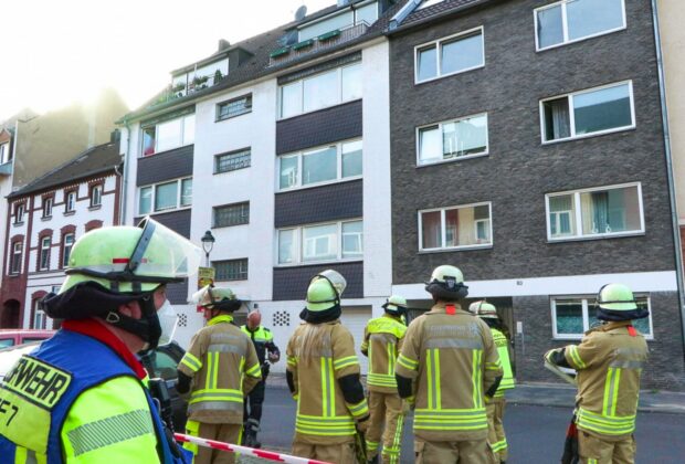 Einsatz der Feuerwehr an einem Mehrfamilienhaus in Düsseldorf Eller.