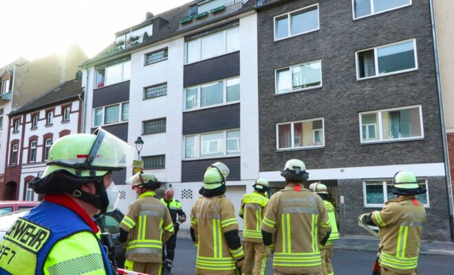 Einsatz der Feuerwehr an einem Mehrfamilienhaus in Düsseldorf Eller.