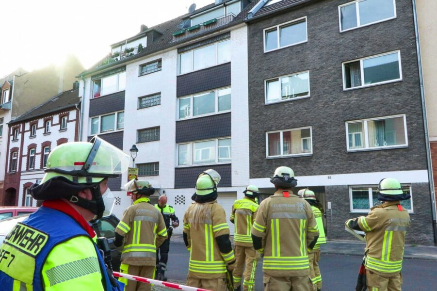 Einsatz der Feuerwehr an einem Mehrfamilienhaus in Düsseldorf Eller.