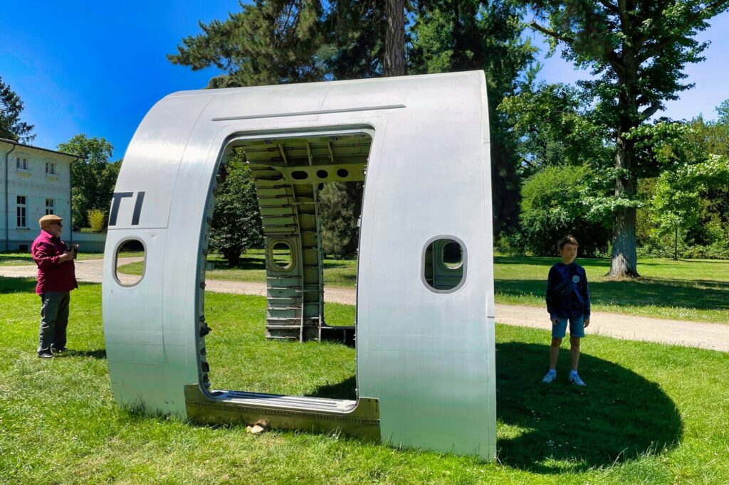 In Düsseldorf Lohausen lockt der Lantzsche Skulpturen mit einer neuen Ausstellung.