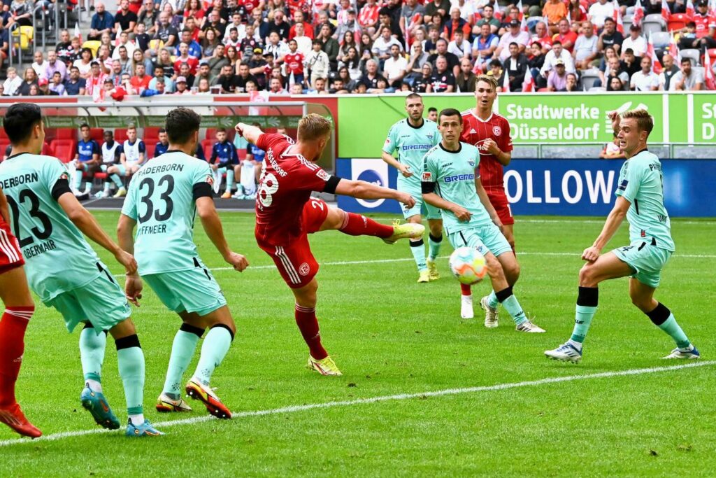Rouwen Hennings schießt das 2:1 für Fortuna Düsseldorf gegen den SC Paderborn.