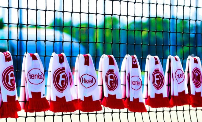 Fortuna Schals am Zaun der Arena in Düsseldorf.