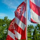 Fortuna Flaggen vor der Arena in Düsseldorf.