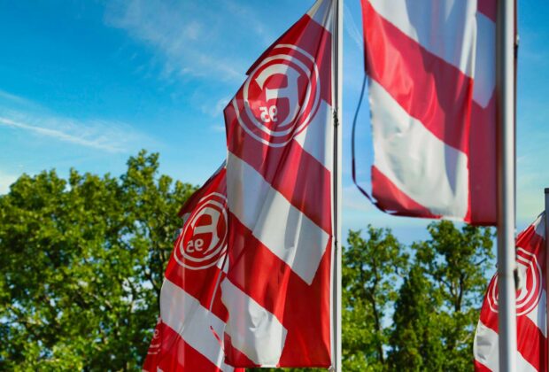 Fortuna Flaggen vor der Arena in Düsseldorf.