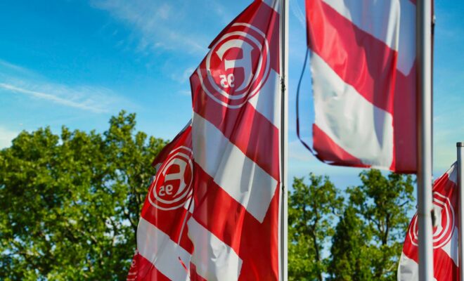 Fortuna Flaggen vor der Arena in Düsseldorf.