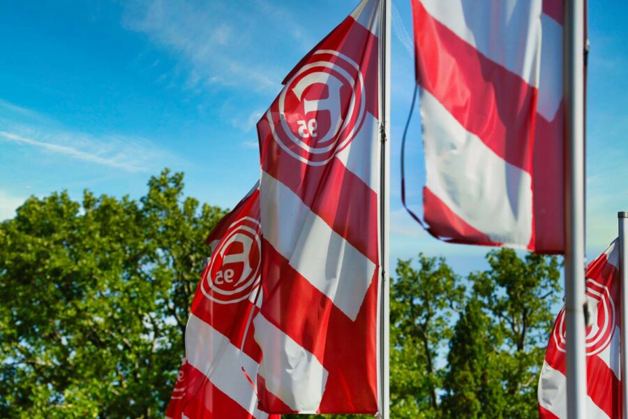 Fortuna Flaggen vor der Arena in Düsseldorf.