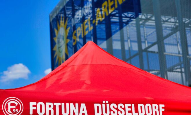Fortuna Schriftzug vor der Merlur Spielarena