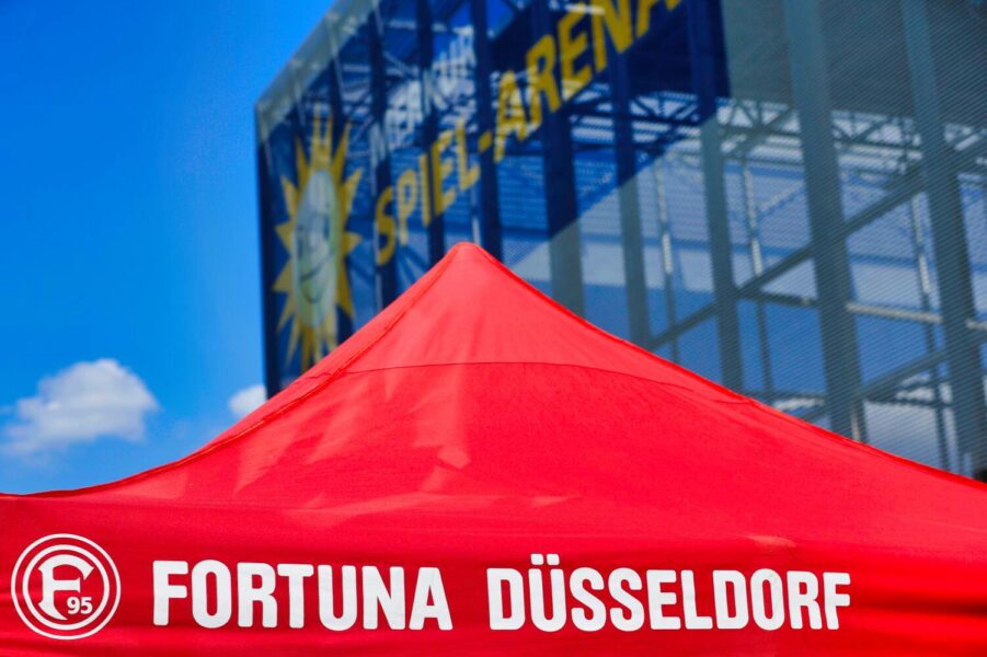 Fortuna Schriftzug vor der Merlur Spielarena