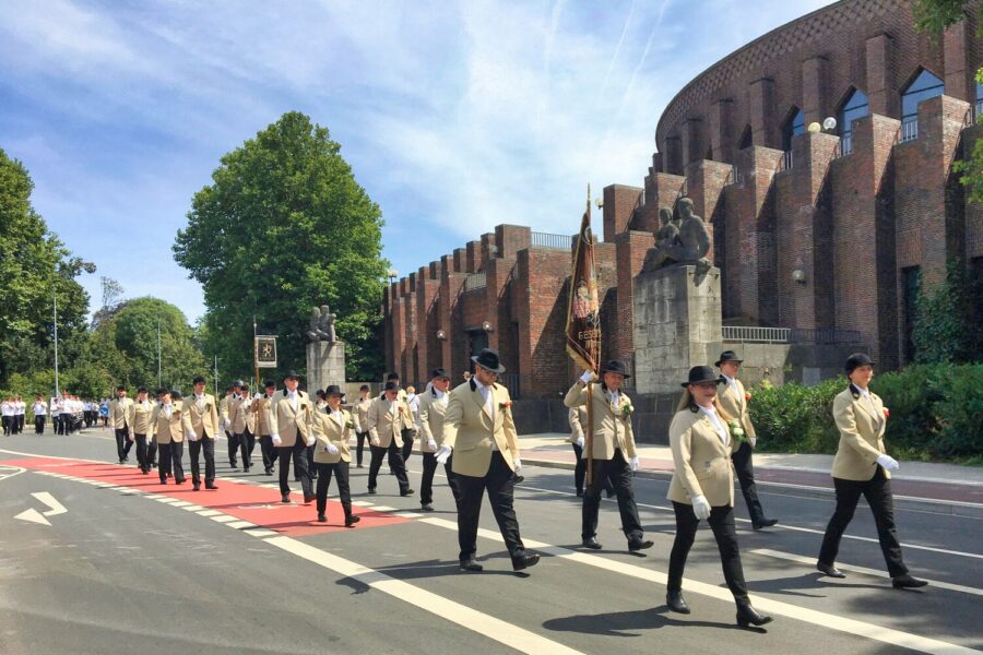 St. Sebastianus Düsseldorf: Schützenumzug 2022 komplett ohne Pferde.