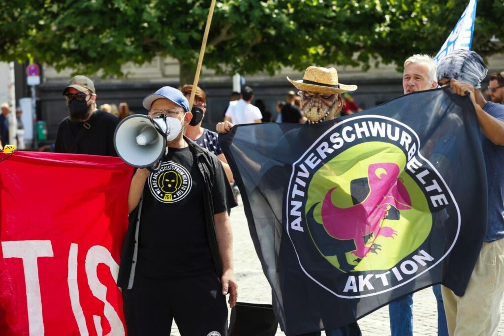 Auf dem Burgplatz in Düsseldorf trafen Corona-Leugner und Gegenprotest zusammen.