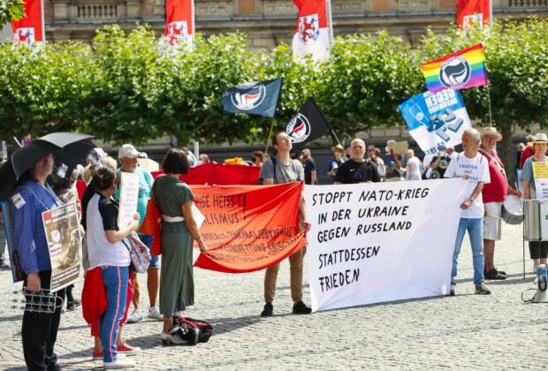 Auf dem Burgplatz in Düsseldorf trafen Corona-Leugner und Gegenprotest zusammen.