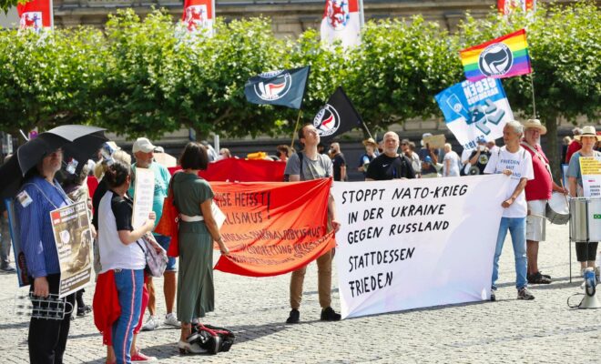 Auf dem Burgplatz in Düsseldorf trafen Corona-Leugner und Gegenprotest zusammen.