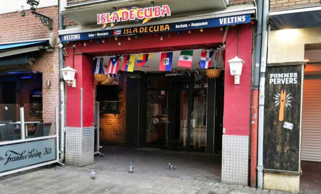 Vor diesem Lokal in der Altstadt von Düsseldorf wurde am Sonntag (10.7.) ein 25-Jähriger durch Messerstiche lebensgefährlich verletzt.