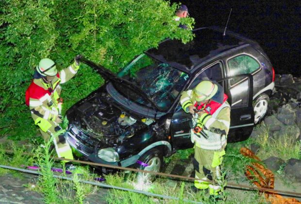 Düsseldorf: Bei einem Wendemanöver unterhalb der Theodor-Heuss-Brücke soll dieses Auto in den Rhein gerutscht sein.