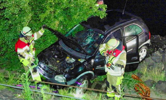 Düsseldorf: Bei einem Wendemanöver unterhalb der Theodor-Heuss-Brücke soll dieses Auto in den Rhein gerutscht sein.