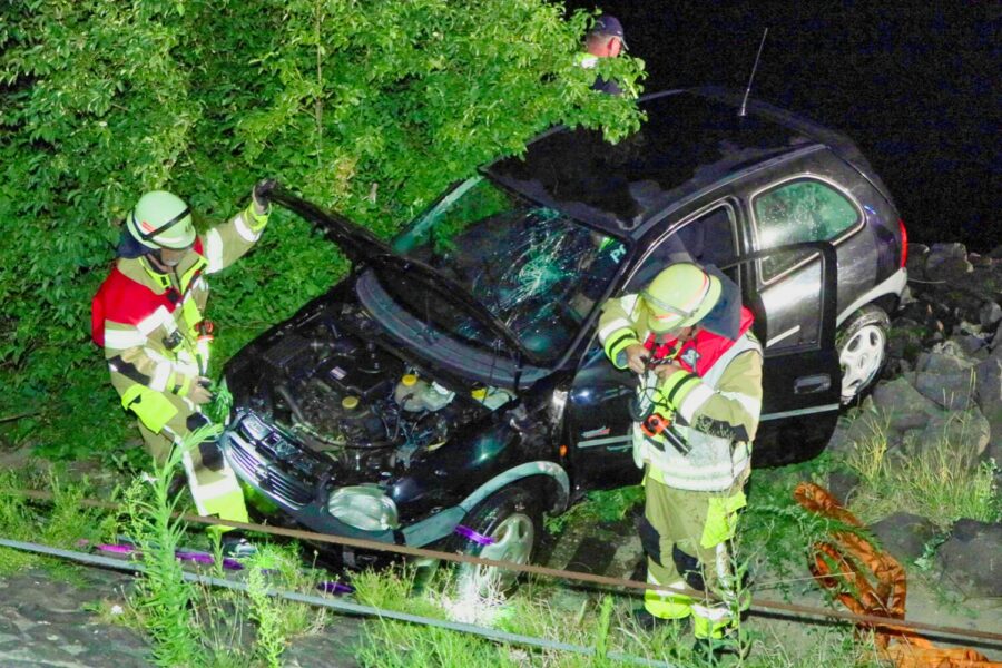 Düsseldorf: Bei einem Wendemanöver unterhalb der Theodor-Heuss-Brücke soll dieses Auto in den Rhein gerutscht sein.