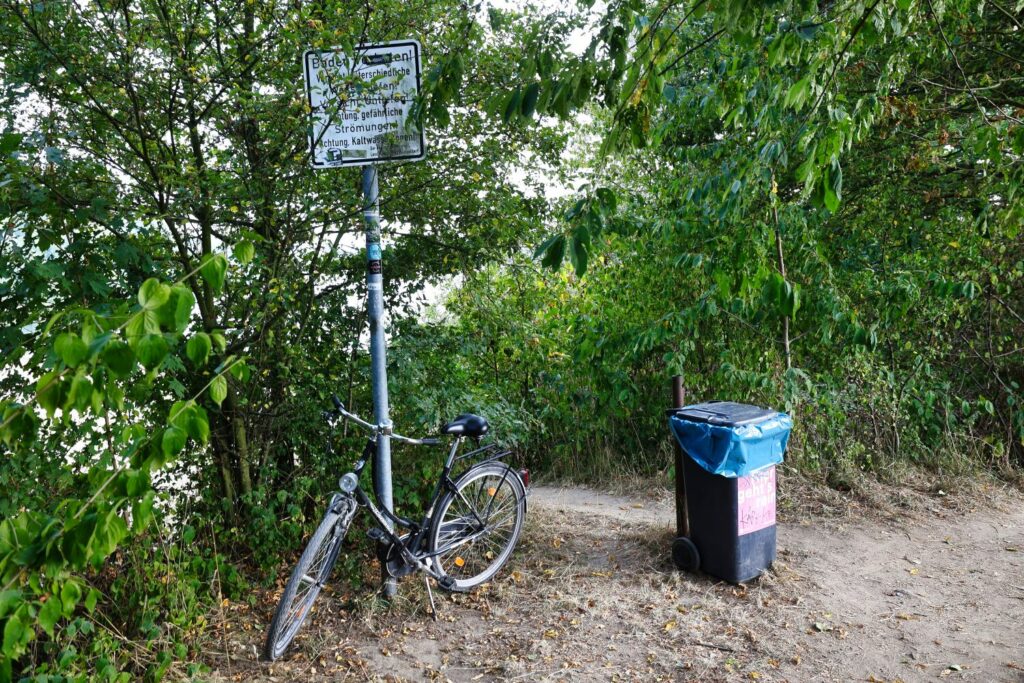 Der Baggersee in Düsseldorf Angermundsoll für Badegäste weitgehend gesperrt werden.