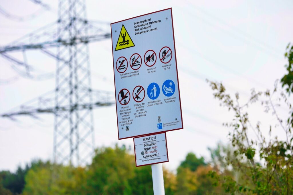 Der Baggersee in Düsseldorf Angermund soll für Badegäste weitgehend gesperrt werden.