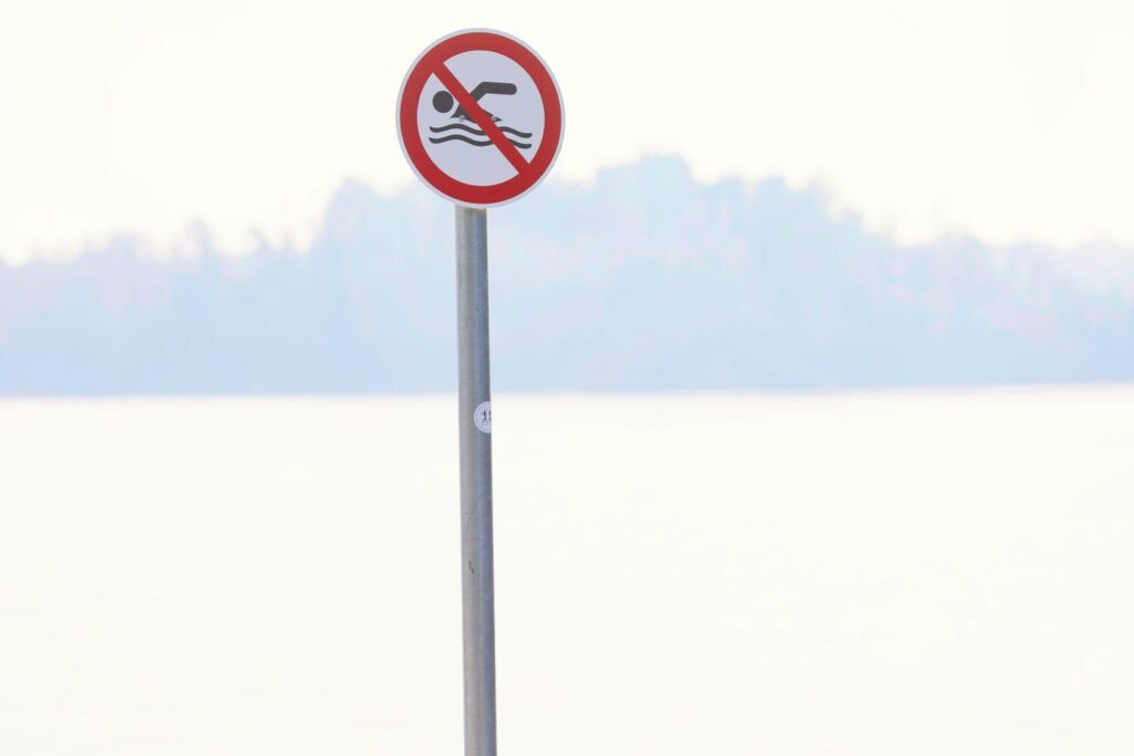 Der Baggersee in Düsseldorf Angermundsoll für Badegäste weitgehend gesperrt werden.