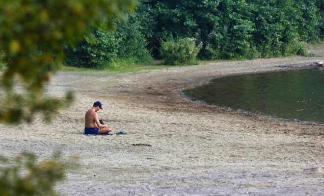 Der Baggersee in Düsseldorf Angermundsoll für Badegäste weitgehend gesperrt werden.