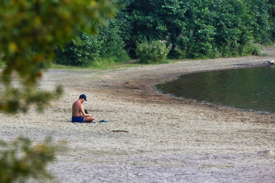 Der Baggersee in Düsseldorf Angermundsoll für Badegäste weitgehend gesperrt werden.