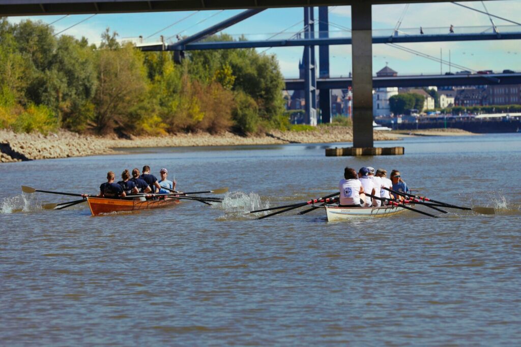 "Düsseldorf am Ruder - für Menschen mit Krebs" trotze am 13. August 2022 dem Niedrigwasser des Rheins.