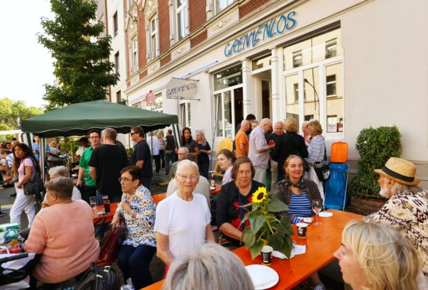 Das Café Grenzenlos in Düsseldorf Bilk feuerte am Samstag, 2ß. August. ein Sommerfest.