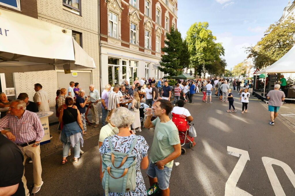 Das Café Grenzenlos in Düsseldorf Bilk feuerte am Samstag, 2ß. August. ein Sommerfest.