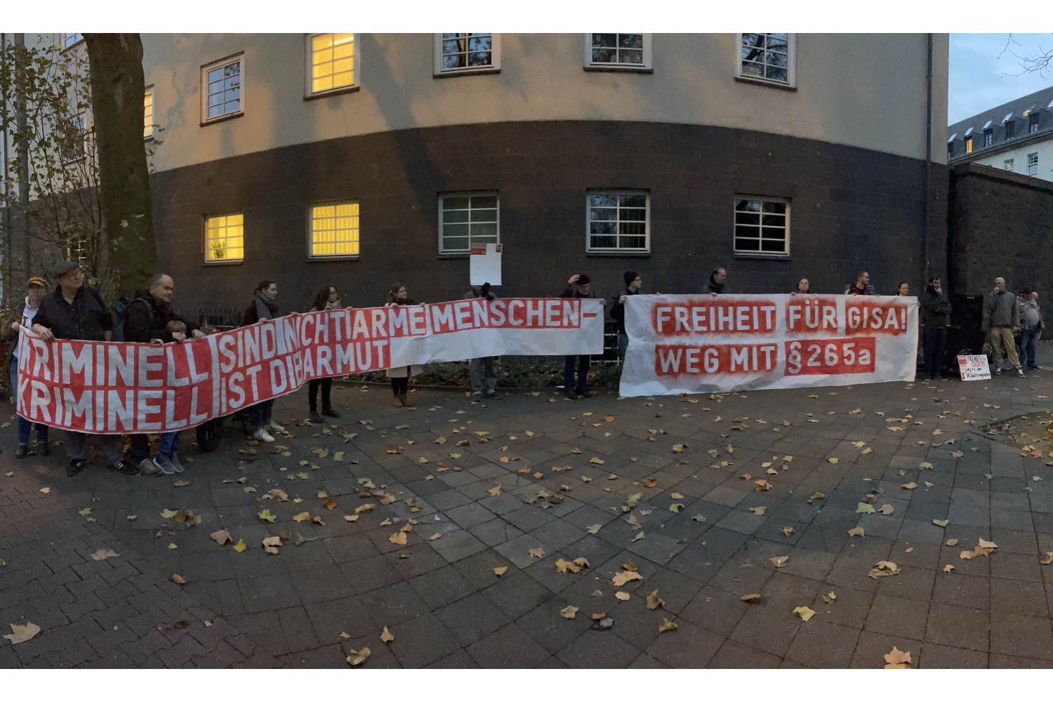 Düsseldorf: Protest vor der Staatsanwaltschaft gegen Gefängnisstrafe fürs Schwarzfahren - Ddorf ...