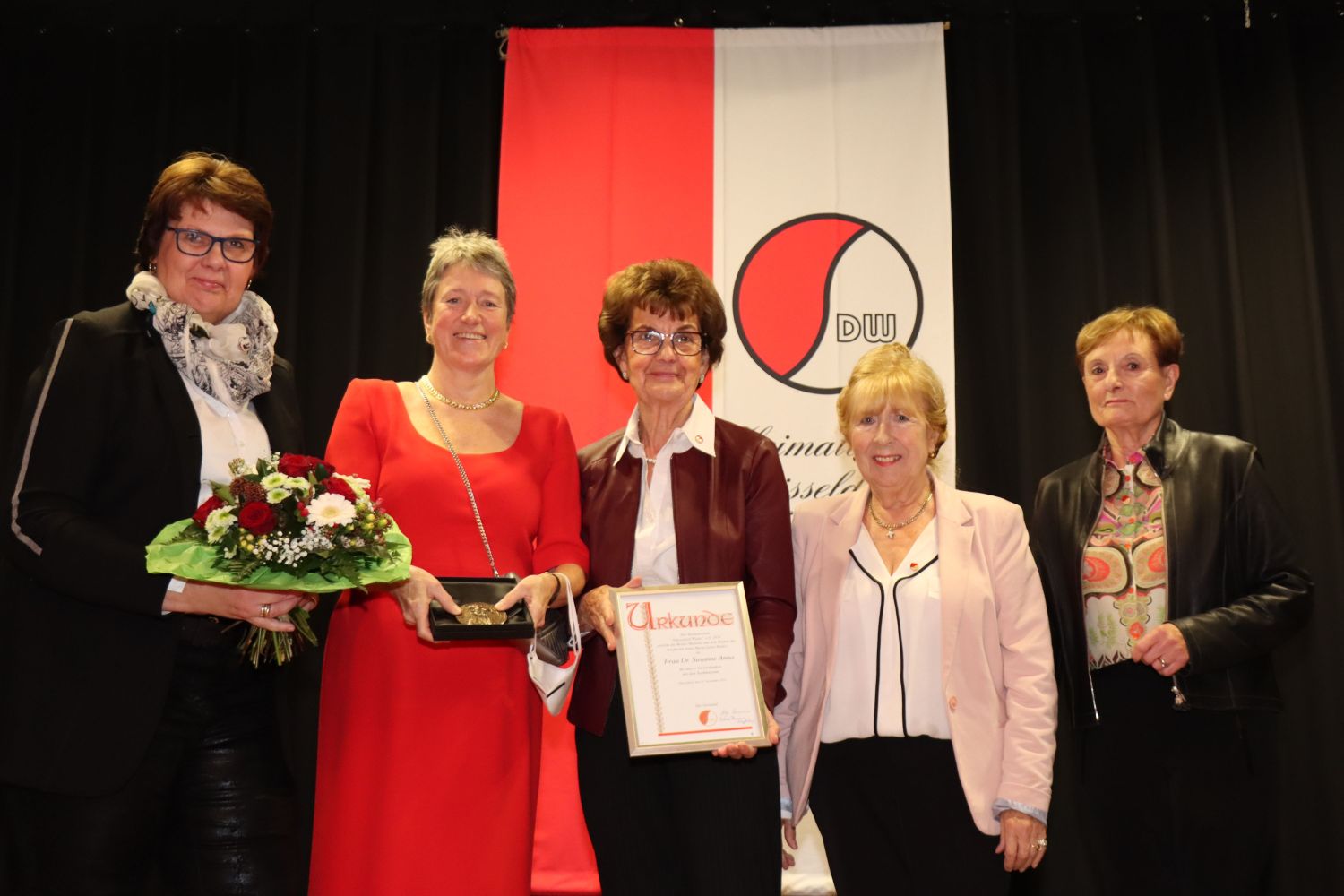 Gemeinschaftspraxis Frauenärztinnen Dr. Ute Knipp & Dr. Susanne Ilg Düsseldorf: Heimatverein „Weiter“ ehrt Dr. Susanne Anna - Ddorf-Aktuell