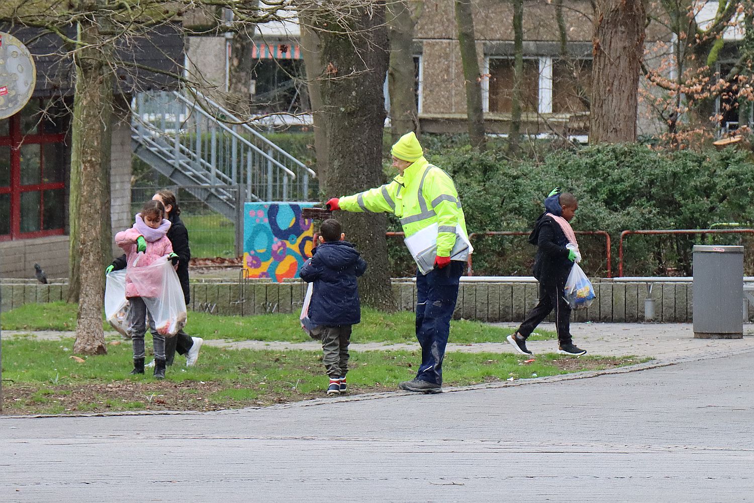 Düsseldorf Garath und Gerresheim: Schüler*innen gehen beim Dreck weg Tag  mit gutem Beispiel voran - Ddorf-Aktuell - Internetzeitung Düsseldorf