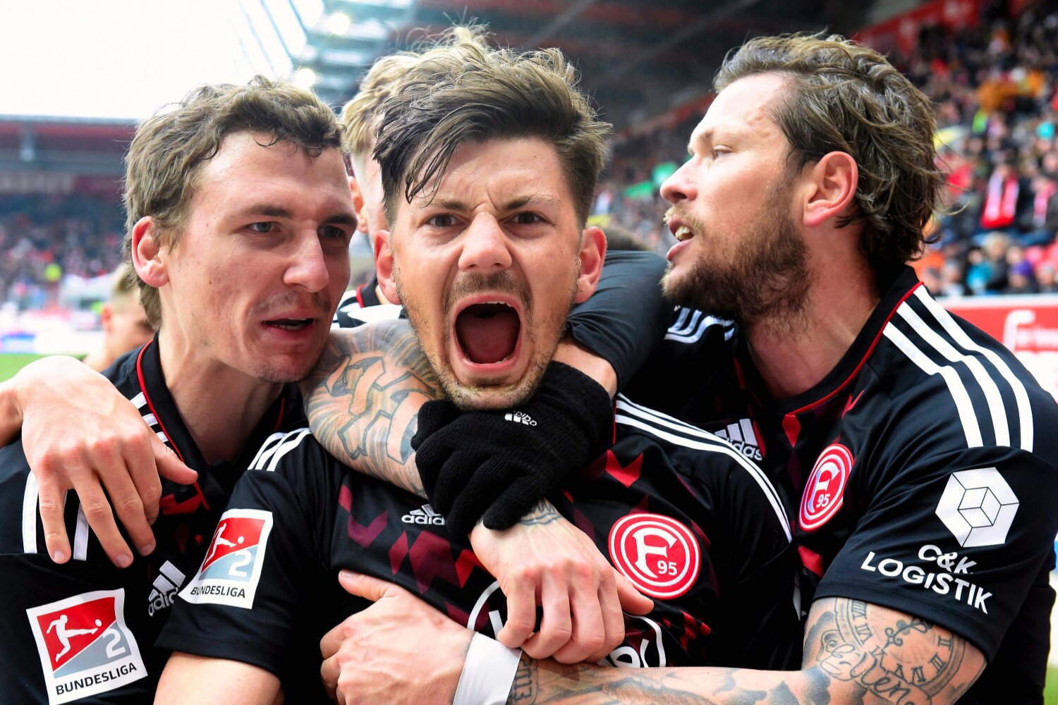 試合展開：フォルトゥナ・デュッセルドルフがカールスルーアーSCに3-2で勝利 – ドルフ・アクトゥエル