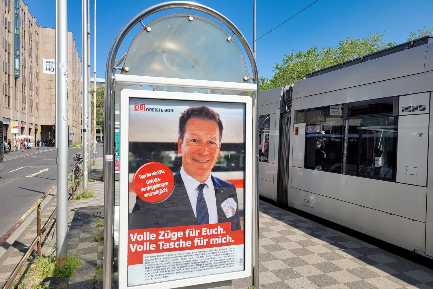 Düsseldorf GuerillaPlakat am Hauptbahnhof zeigt den Deutsche BahnChef mit voller Tasche