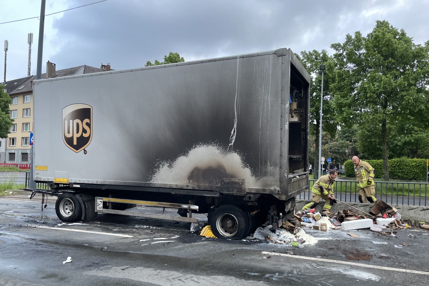 Düsseldorf-Gerresheim: Brand vor Autohaus - Antenne Düsseldorf