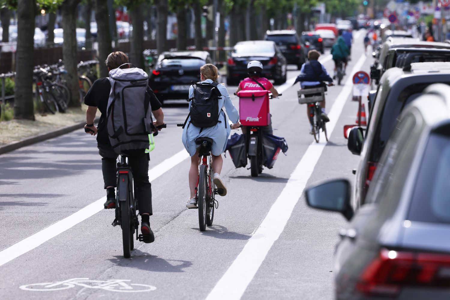 Düsseldorf: Anwohner reserviert seine Einfahrt mit zwei Smarts