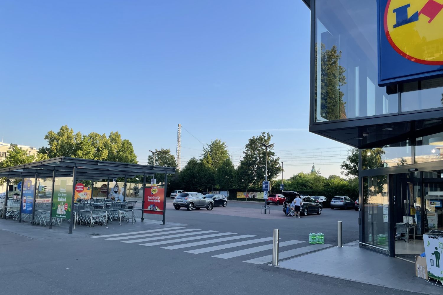 Düsseldorf Anwohnerparken auf dem Supermarktparkplatz soll möglich