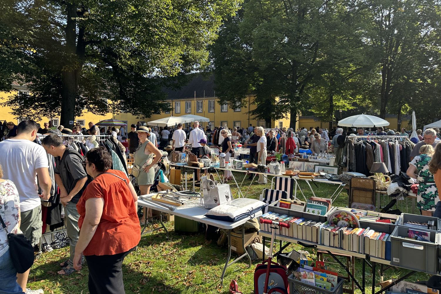 Düsseldorf Benrath Trödelmarkt an der Orangerie lockt Tausende