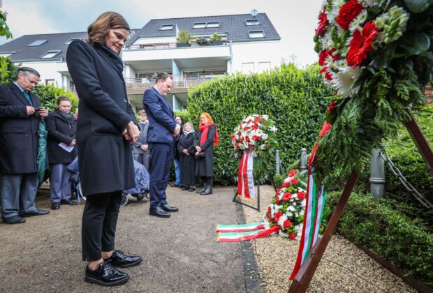 Die Leitende Regierungsdirektorin Silke Wehmhörner und Oberbürgermeister Dr. Stephan Keller legten am Mahnmal an der Anton-Betz-Straße Kränze nieder, Foto: Stadt Düsseldorf, Melanie Zanin