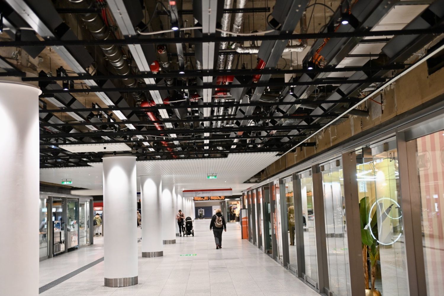 Station HeinrichHeineAllee Düsseldorf putzt sich heraus für die EM