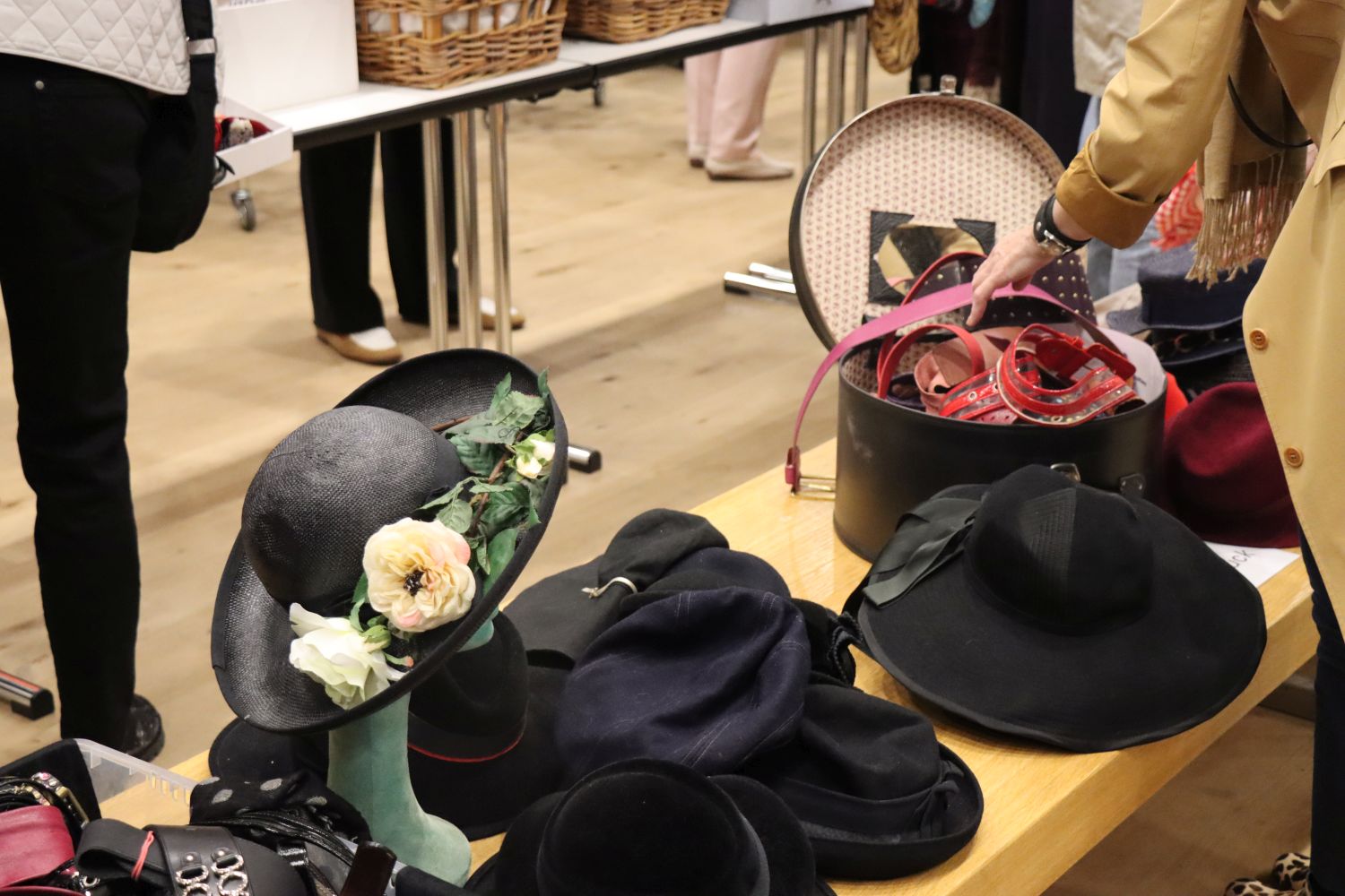 Fashion for a good cause: Clothing exchange of the Düsseldorf ...