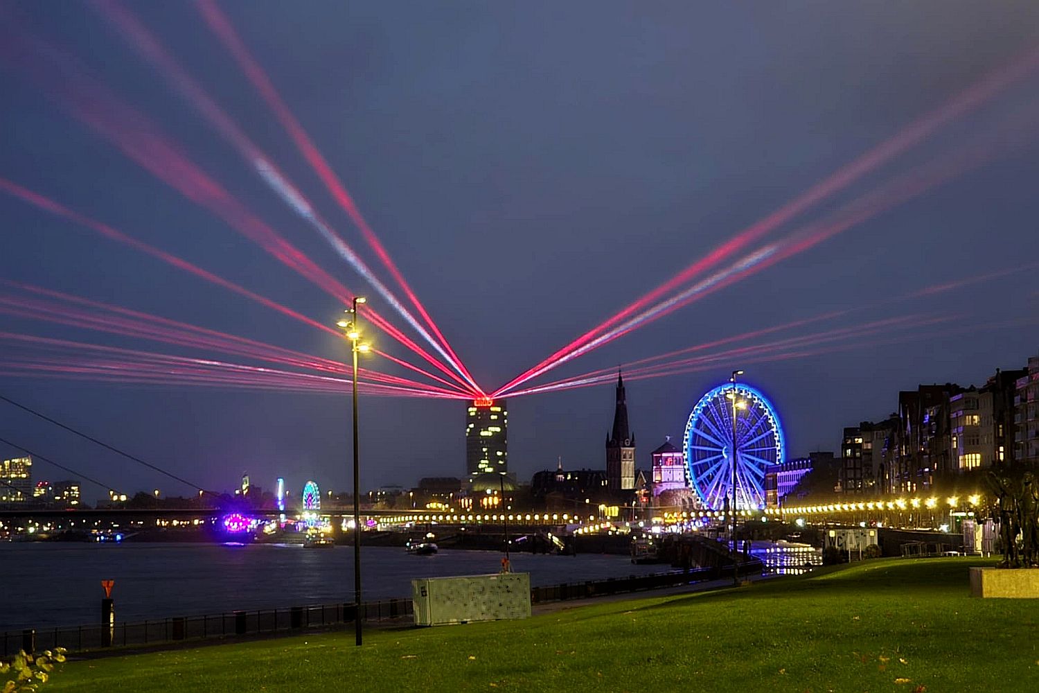 Düsseldorf : le spectacle laser « Comète d’Europe » sera visible pendant deux soirées – Ddorf-Aktuell