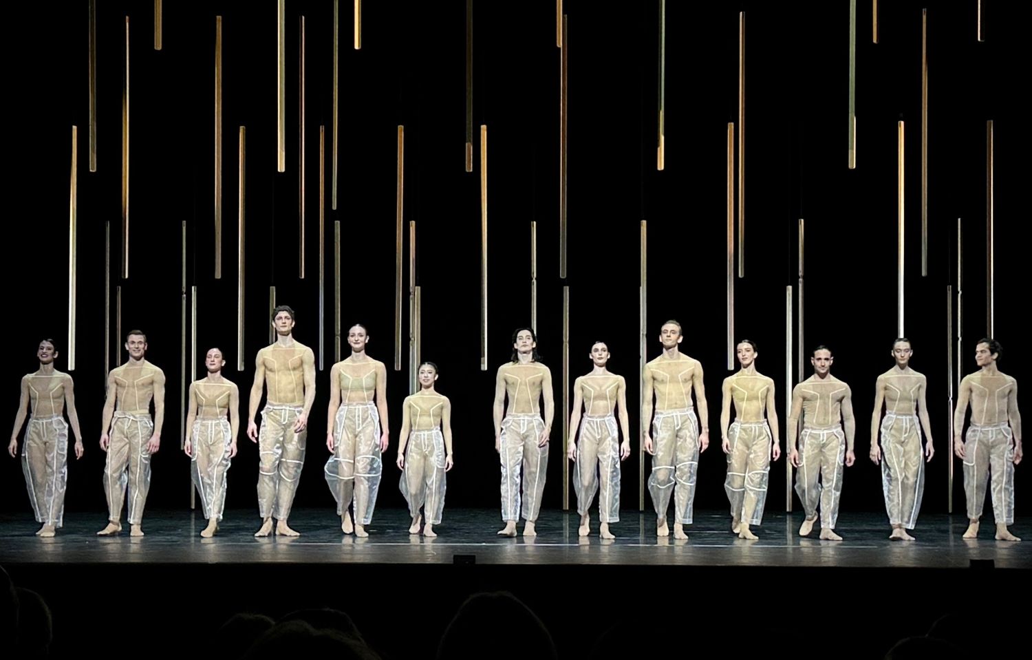 „Grey Area“: Das Ballett am Rhein feiert den puren Tanz - Ddorf-Aktuell ...