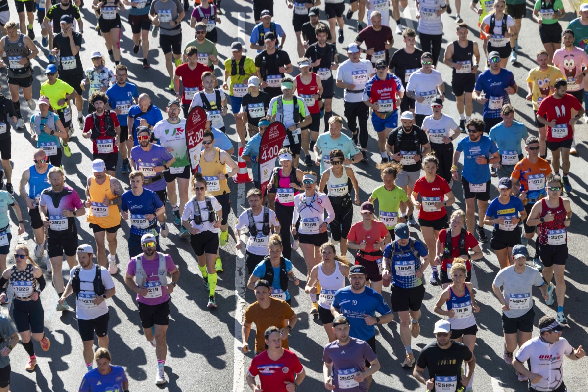 Russe wird als Sieger beim Düsseldorfer Marathon gefeiert