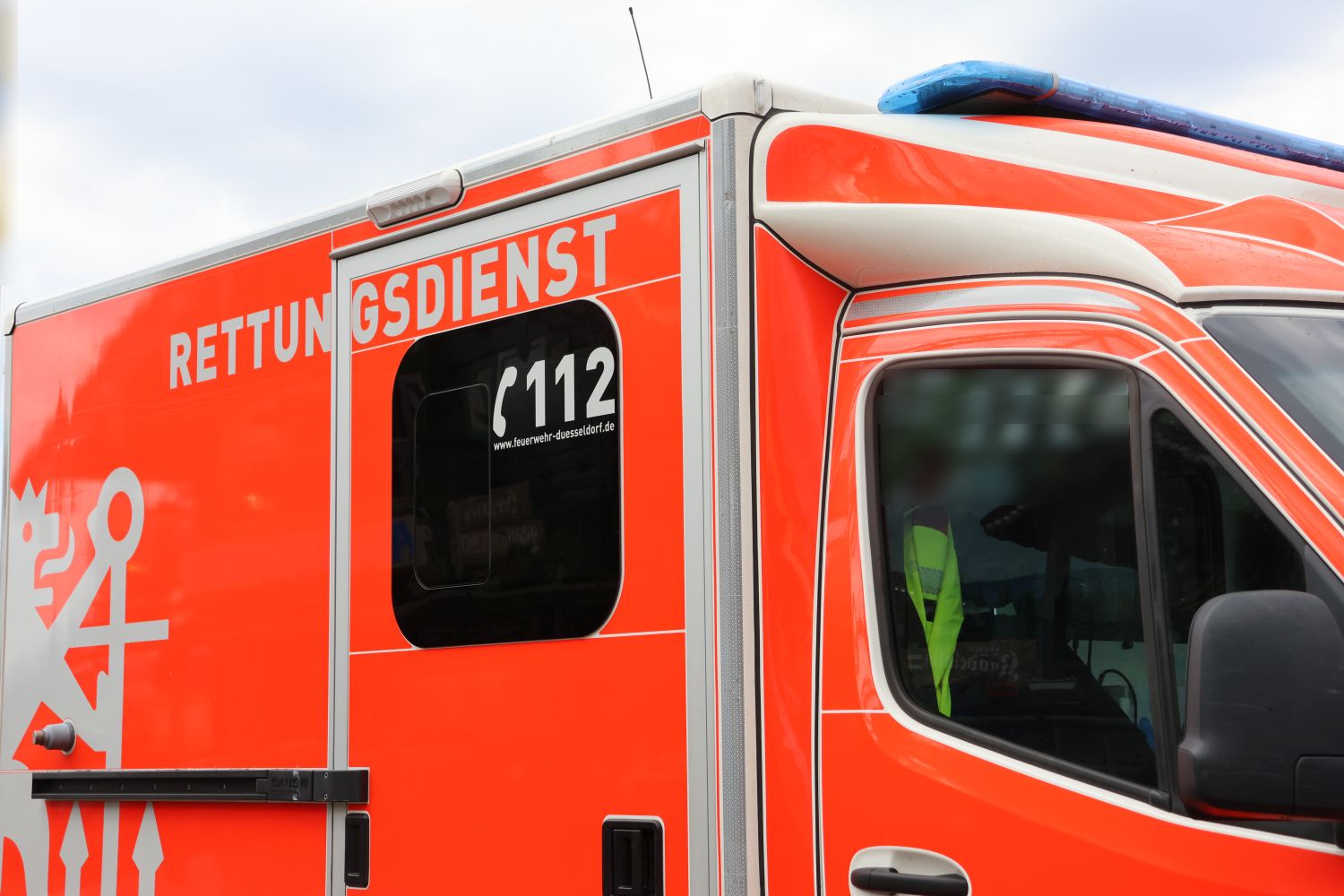 Düsseldorf Garath: Pedestrian crosses against red light and is hit by car ...