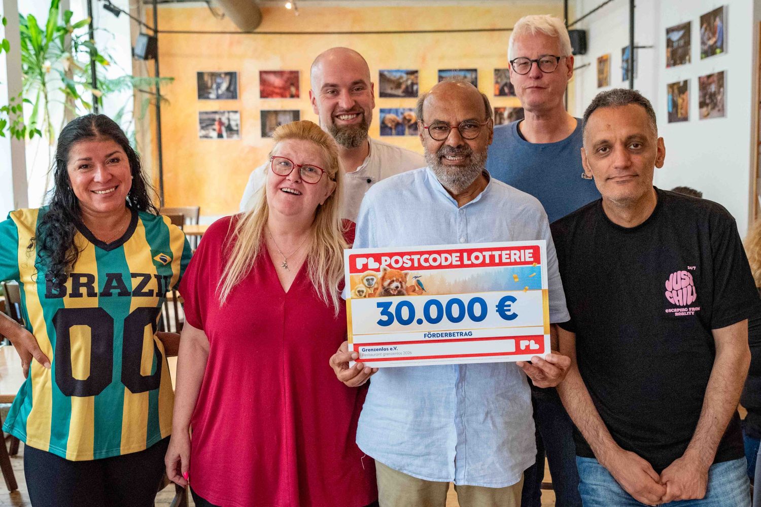 Düsseldorf: Der Verein Grenzenlos freut sich über einen „dicken Scheck“ - ...